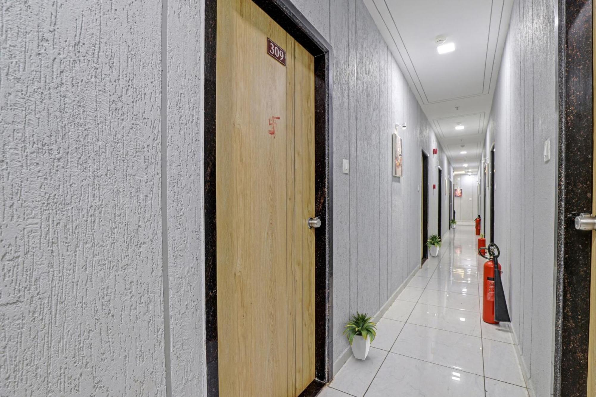 Hotel O Royal Orbit Surat Buitenkant foto