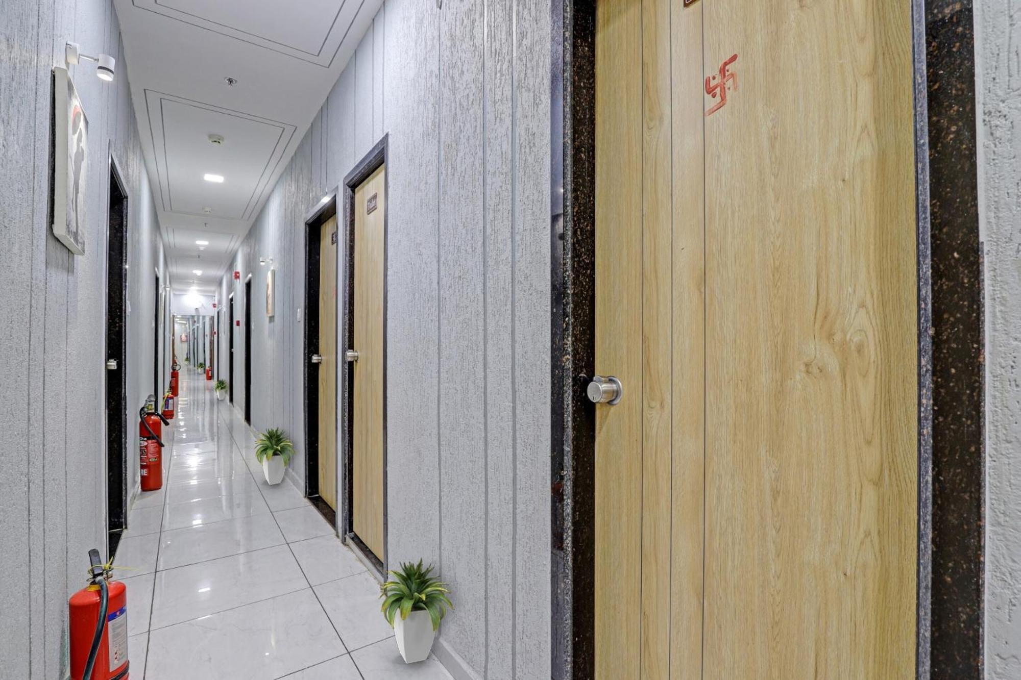 Hotel O Royal Orbit Surat Buitenkant foto