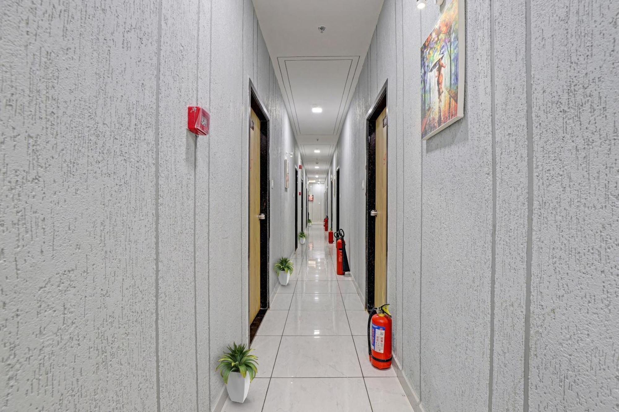 Hotel O Royal Orbit Surat Buitenkant foto