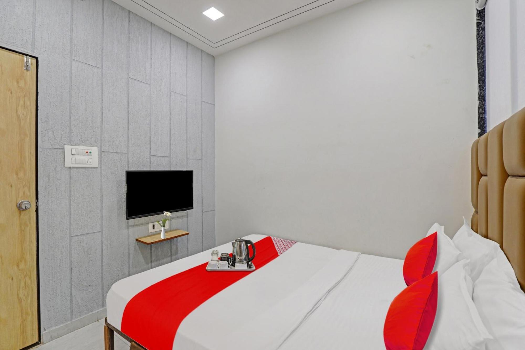 Hotel O Royal Orbit Surat Buitenkant foto
