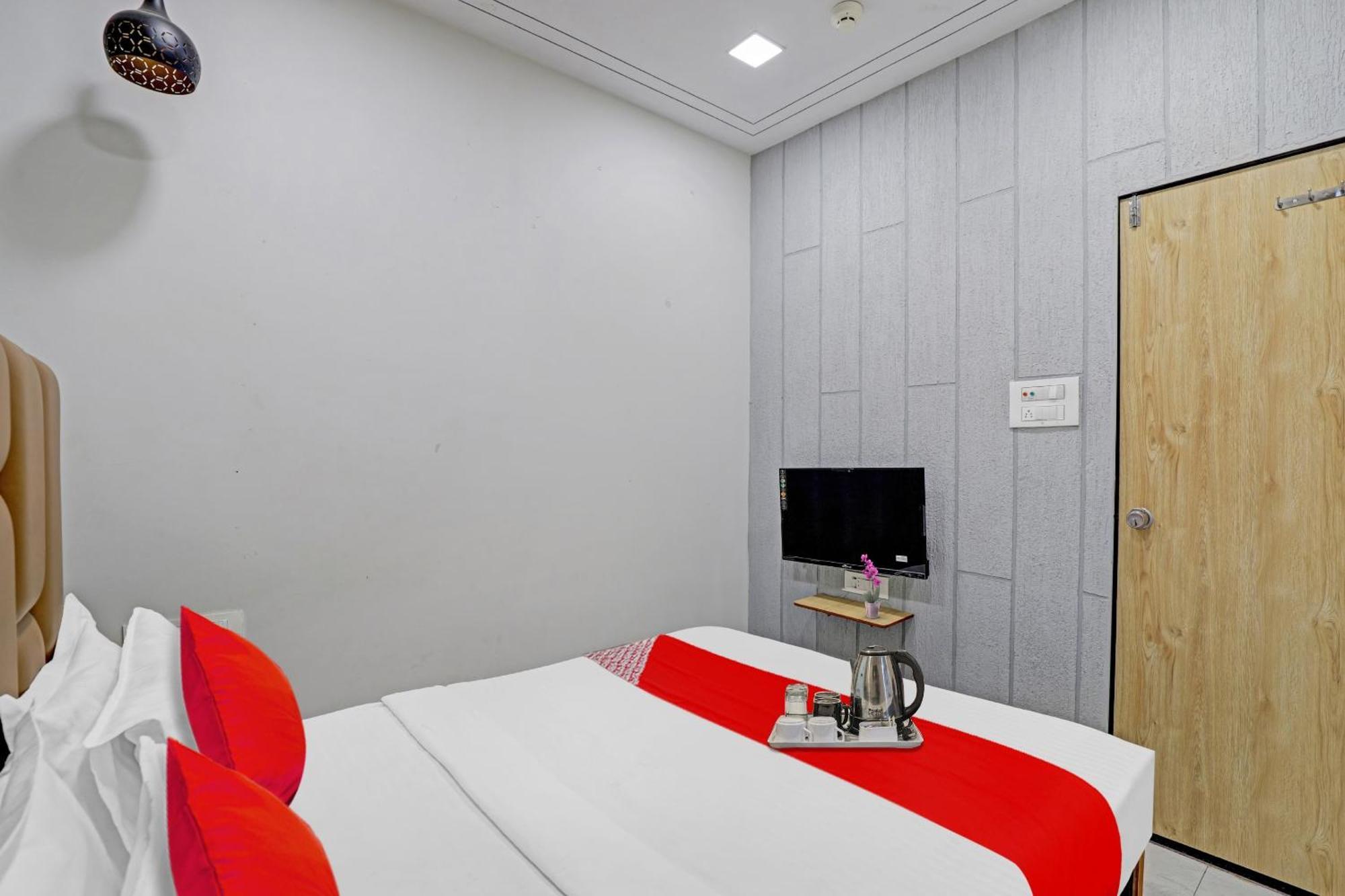 Hotel O Royal Orbit Surat Buitenkant foto